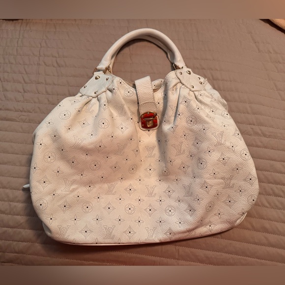 Almost PRISTINE Louis Vuitton Mahina XL White - Picture 1 of 13